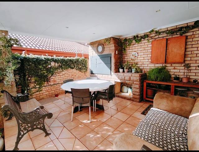 3 BEDROOM TOWNHOUSE FOR SALE IN WIERDAGLEN ESTATE